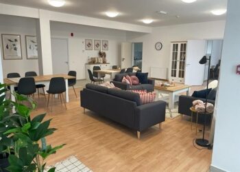 O fundație și un mare retailer de îmbrăcăminte au ridicat o casă pentru copiii care nu știu ce înseamnă acasă