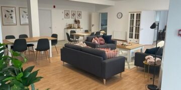 O fundație și un mare retailer de îmbrăcăminte au ridicat o casă pentru copiii care nu știu ce înseamnă acasă