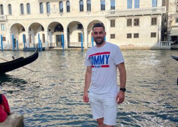 Portarul reprofilat în atacant, Răzvan Giura, rămâne antrenor la CS Oșorhei. A jucat în Oman