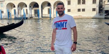 Portarul reprofilat în atacant, Răzvan Giura, rămâne antrenor la CS Oșorhei. A jucat în Oman