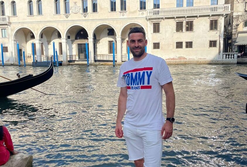 Portarul reprofilat în atacant, Răzvan Giura, rămâne antrenor la CS Oșorhei. A jucat în Oman