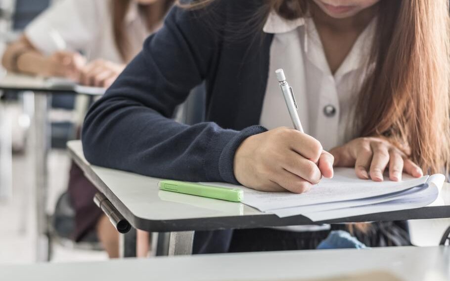 Unul din 8 elevi care au terminat gimnaziul nu au dat prima probă de la Evaluarea Națională 2023 / Ministerul Educaţiei: peste 7.000 de elevi înscrişi nu s-au prezentat la examenul de Limba Română