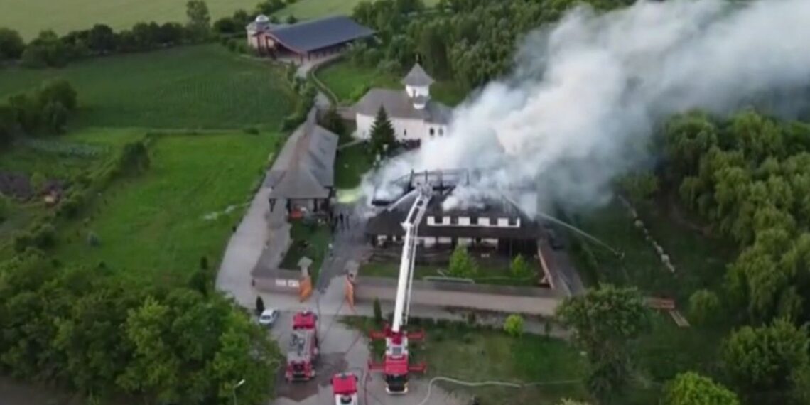 Mânia lui Dumnezeu: Un incendiu devastator a mistuit casa parohială de la Mănăstirea Turnu, din Prahova