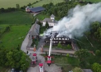 Mânia lui Dumnezeu: Un incendiu devastator a mistuit casa parohială de la Mănăstirea Turnu, din Prahova