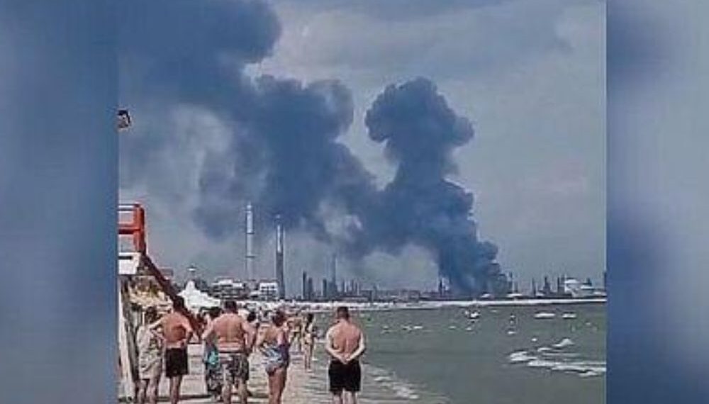 Incendiul de la Rafinăria „Petromidia” a fost stins / Un pompier a fost rănit uşor