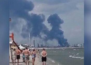 Incendiul de la Rafinăria „Petromidia” a fost stins / Un pompier a fost rănit uşor