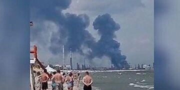 Incendiul de la Rafinăria „Petromidia” a fost stins / Un pompier a fost rănit uşor