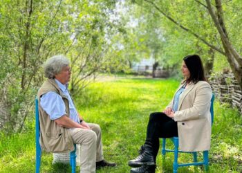 Orădeanca Maia Bondici, de la BBC Londra, în curtea Regelui Charles de la Viscri. Ea dă știrile despre vizita Regelui pentru Euronews