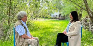 Orădeanca Maia Bondici, de la BBC Londra, în curtea Regelui Charles de la Viscri. Ea dă știrile despre vizita Regelui pentru Euronews