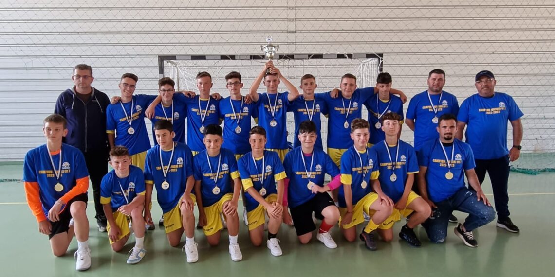 Campionii primei ediții a Campionatului U17 organizat în Bihor. Primarul Nuțas a primit și el tricou de campion