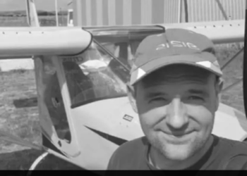 Planoristul care s-a prăbușit la Ineu făcea acrobații periculoase și zbura din pasiune. Marius Onița, găsit între fiarele planorului