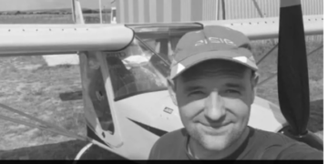 Planoristul care s-a prăbușit la Ineu făcea acrobații periculoase și zbura din pasiune. Marius Onița, găsit între fiarele planorului