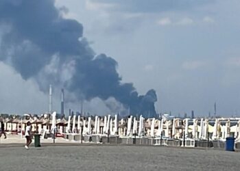 UPDATE: Incendiu de proporţii la rafinăria Petromidia din Năvodari / ISU a activat planul roşu
