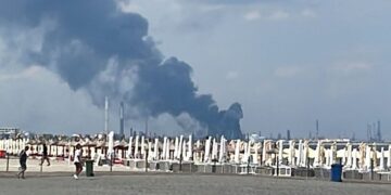 UPDATE: Incendiu de proporţii la rafinăria Petromidia din Năvodari / ISU a activat planul roşu