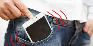 Tânărul care cere 1.000.000 de euro despăgubiri de la Orange după ce i-a explodat un telefon în buzunar a pierdut primul proces / Cazul se va relua abia în noiembrie