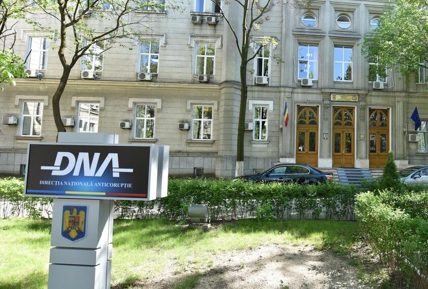 Doi notari, trimiși în judecată pentru că ar fi eliberat certificate de moștenitor falsificate