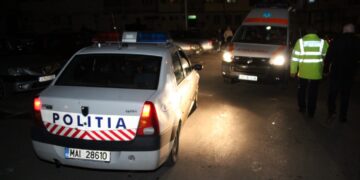 Poliţişti atacaţi cu toporul în Botoşani / Agresorul a fost împuşcat
