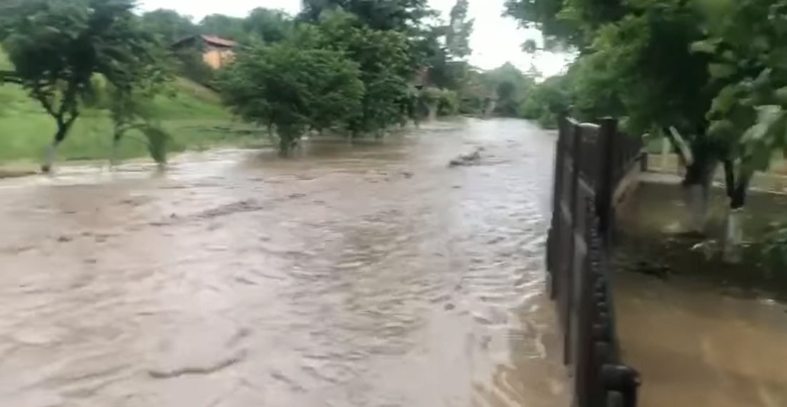 VIDEO. Potop la Cuzap. O doamnă de 60 de ani cu probleme locomotorii, salvată din ape