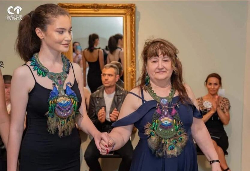 Artă din mărgele. Krystyna Latosic din Polonia, Grand Prix la Art Jewelry Festival Oradea. Cu cea convins juriul