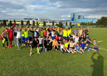 Au câștigat barajul cu 5-0 și au promovat. În teren au fost și jucători de 14-15 ani