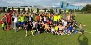 Au câștigat barajul cu 5-0 și au promovat. În teren au fost și jucători de 14-15 ani