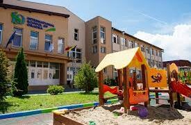 Cât câștigă un profesor în școlile private