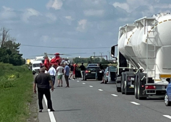 Dusă cu elicopterul SMURD după ce a ieșit cu mașina din decor