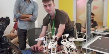 Invenția unui student: poți să-ți încarci telefonul din talpa pantofului