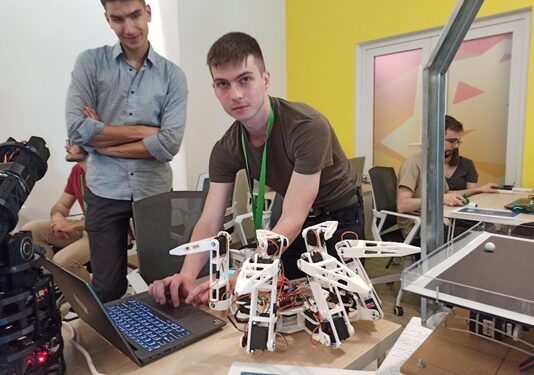 Invenția unui student: poți să-ți încarci telefonul din talpa pantofului