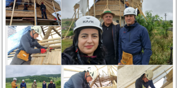 Imagini inedite cu prefectul Țiplea voluntar la Fâșca. La construirea bisericii nu s-a utilizat fierăstrăul, toate bârnele fiind tăiate din topor