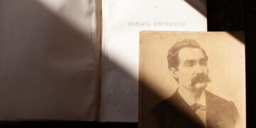 Eminescu, scos la mezat / O fotografie unică a Luceafărului poeziei româneşti va fi vândută la licitaţie publică