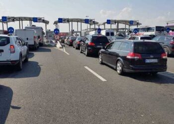 Trafic auto congestionat la ieșirea din țară spre Ungaria / Două ore de aşteptare pentru autoturisme în punctul de frontieră Nădlac
