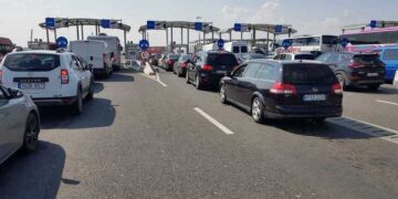 Trafic auto congestionat la ieșirea din țară spre Ungaria / Două ore de aşteptare pentru autoturisme în punctul de frontieră Nădlac