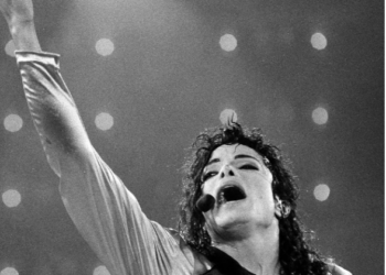 GALERIE. Fotograful lui Michael Jackson, Tina Turner, Putin, Papa, expune la Oradea