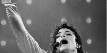 GALERIE. Fotograful lui Michael Jackson, Tina Turner, Putin, Papa, expune la Oradea