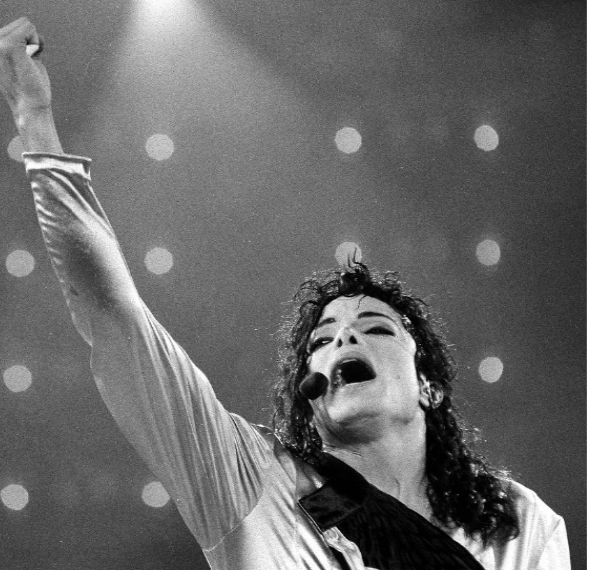 GALERIE. Fotograful lui Michael Jackson, Tina Turner, Putin, Papa, expune la Oradea