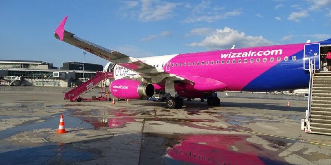 O aeronavă Wizz Air cu 200 de pasageri a aterizat de urgenţă pe Otopeni, la scurt timp după decolare / Pilotul a acuzat defecţiuni tehnice în timpul zborului