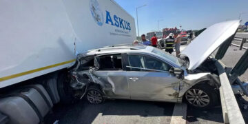 Accident violent pe Autostrada Vestului / Un TIR  scăpat de sub control a spulberat patru mașini / 11 persoane implicate, patru victime rănite, dintre care un minor