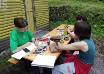 Tabără de creaţie pentru copiii talentaţi în artele vizuale, pe Valea Brătcuţei