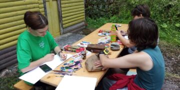 Tabără de creaţie pentru copiii talentaţi în artele vizuale, pe Valea Brătcuţei