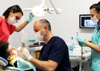 Scandal la Colegiul Medicilor Stomatologi. Vor să le interzică medicilor proceduri pe care le-au practicat ani de zile