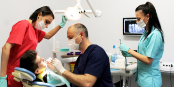 Scandal la Colegiul Medicilor Stomatologi. Vor să le interzică medicilor proceduri pe care le-au practicat ani de zile
