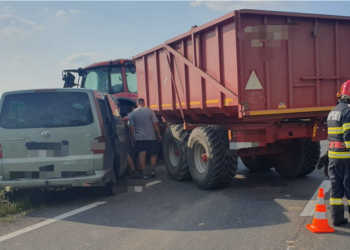 8 oameni implicați într-un accident între un microbus și un tractor pe DN 19. Trei sunt la spital