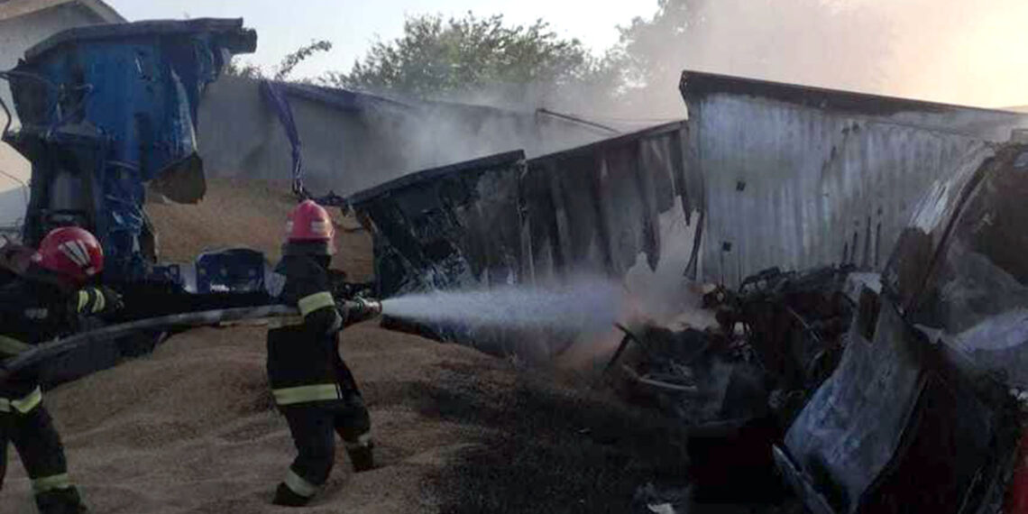 Impact frontal urmat de incendiu devastator între două camioane încărcate cu cereale, în Ialomiţa / O victimă, evacuată cu elicopterul SMURD