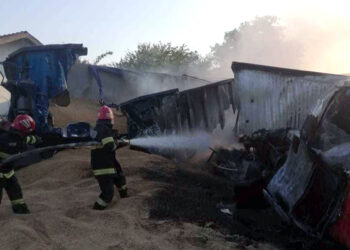 Impact frontal urmat de incendiu devastator între două camioane încărcate cu cereale, în Ialomiţa / O victimă, evacuată cu elicopterul SMURD