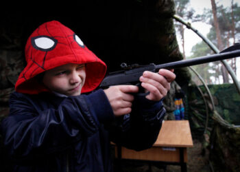 Caz ieșit din comun. Avocată reținută pentru contrabanda în formă calificată și nerespectarea regimului armelor și munițiilor. Le-ar fi cumpărat arme copiilor