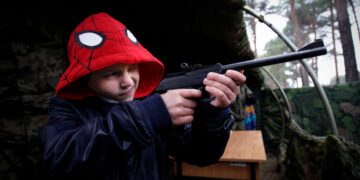 Caz ieșit din comun. Avocată reținută pentru contrabanda în formă calificată și nerespectarea regimului armelor și munițiilor. Le-ar fi cumpărat arme copiilor