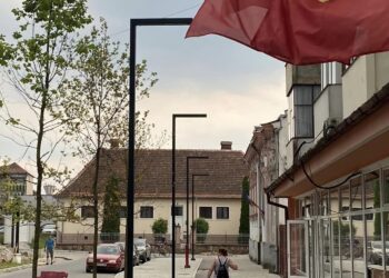 Într-un proiect de 2,5 milioane euro, macabrii stâlpi de iluminat străjuiesc Centrul Vechi al Beiușului