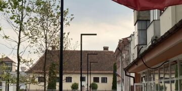 Într-un proiect de 2,5 milioane euro, macabrii stâlpi de iluminat străjuiesc Centrul Vechi al Beiușului