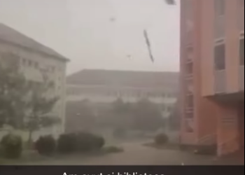 A zburat acoperișul și de pe Biblioteca Universității Oradea